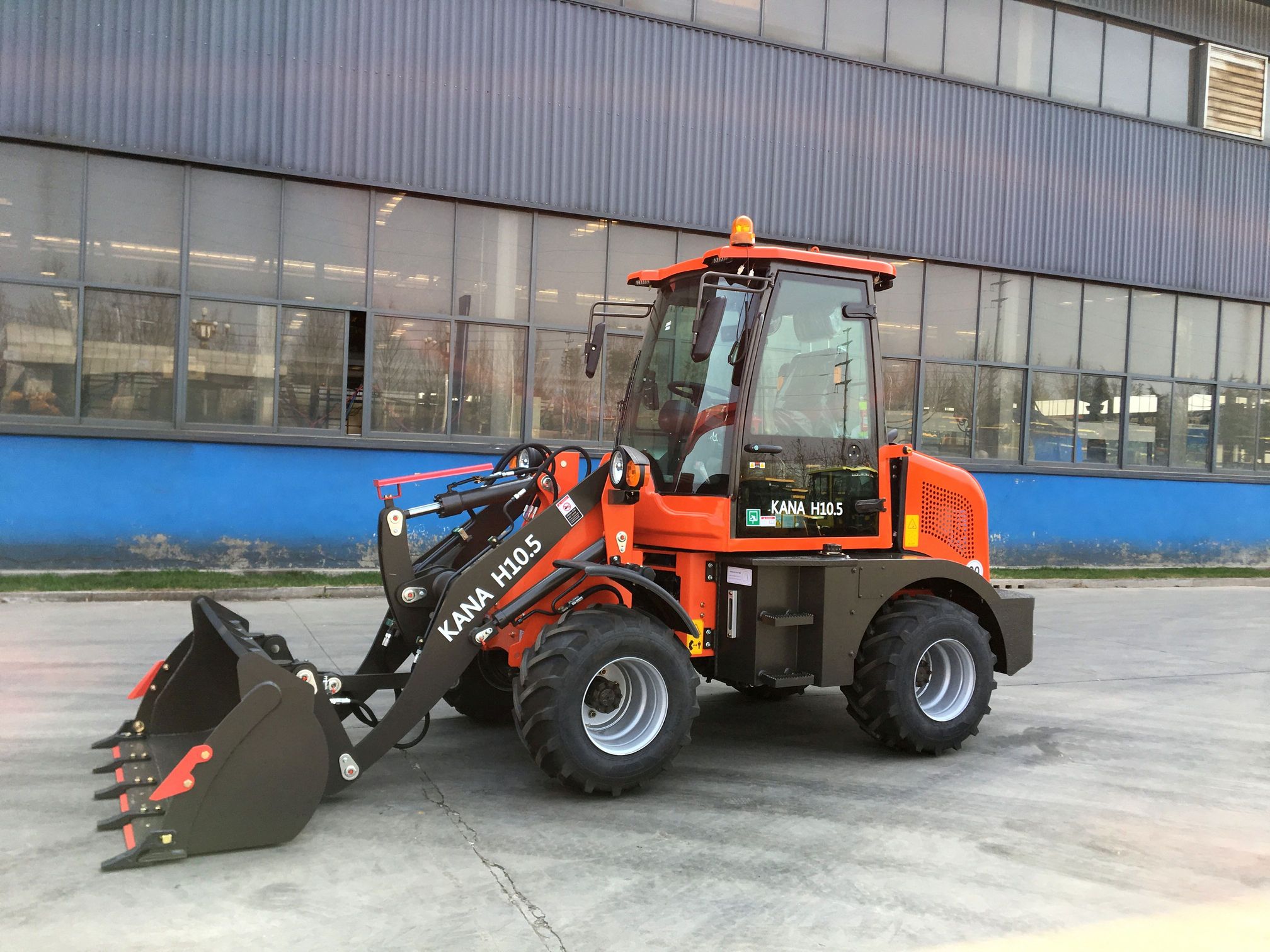 http://www.kanabau.de/Produktbilder/Baumaschinen/Radlader/KANA%20HT10.5/1.JPG