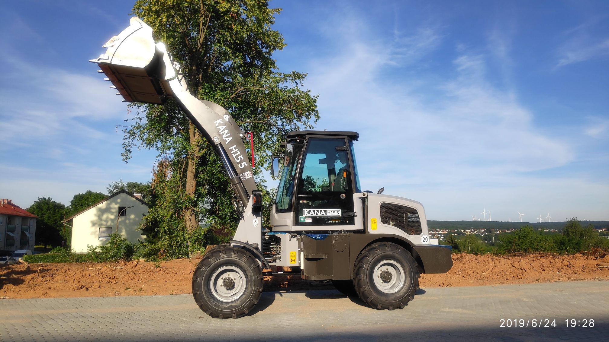 http://www.kanabau.de/Produktbilder/Baumaschinen/Radlader/KANA_H15.5/5.jpg